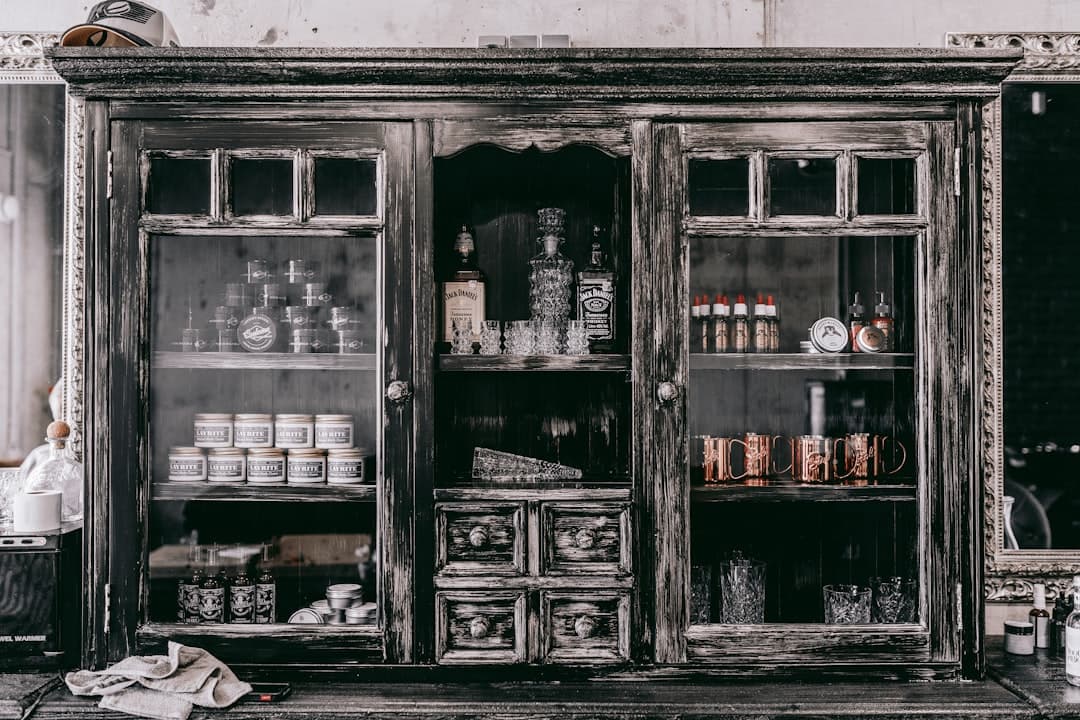 Tủ trưng bày gỗ óc chó cổ điển