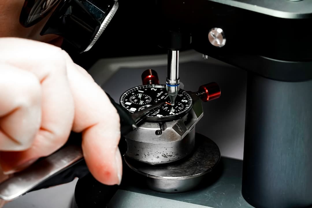 Master watchmaker đang lắp ráp Calibre AU-2200