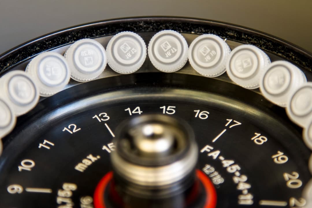 Mặt số guilloché tay close-up